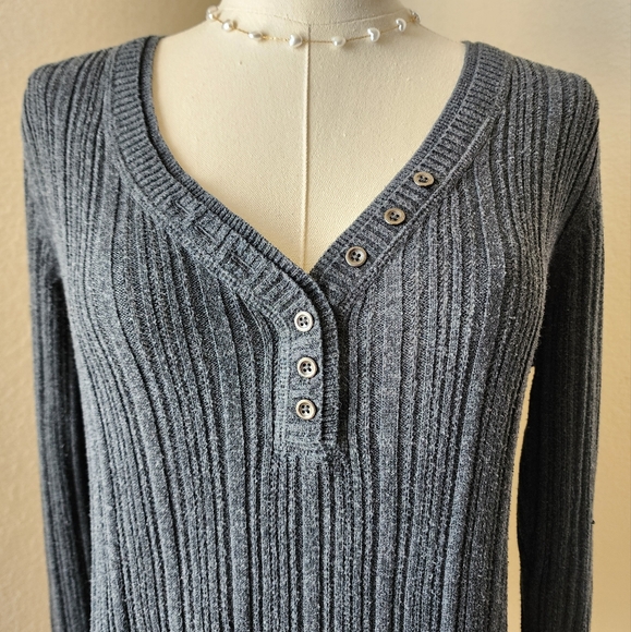 Sonoma knit sweater. Size Medium. Long-sleeved v-neck. - Picture 2 of 12